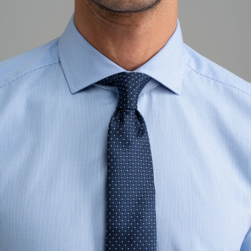 Camicia uomo azzurra a micro righa, con cravatta blu a rombi
